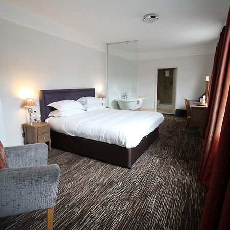 The Saracens Head Hotel Грейт-Данмоу Экстерьер фото