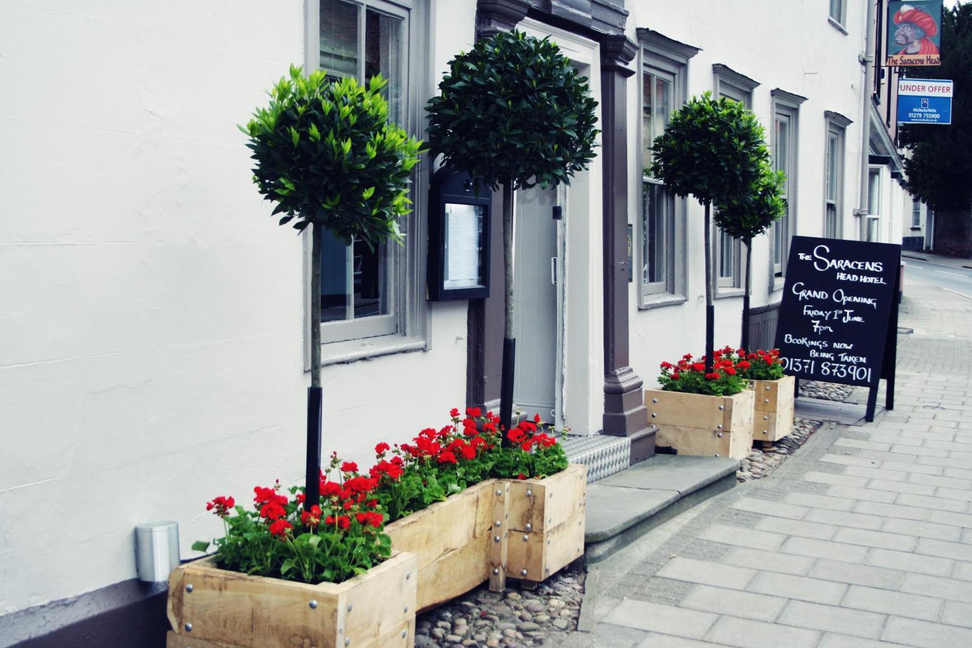 The Saracens Head Hotel Грейт-Данмоу Экстерьер фото