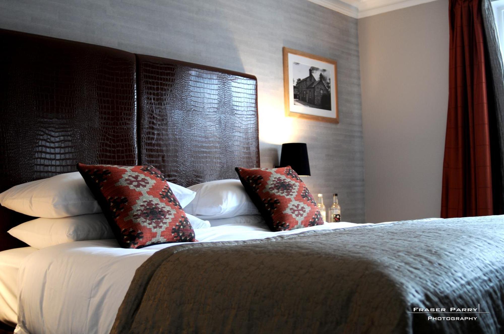 The Saracens Head Hotel Грейт-Данмоу Экстерьер фото