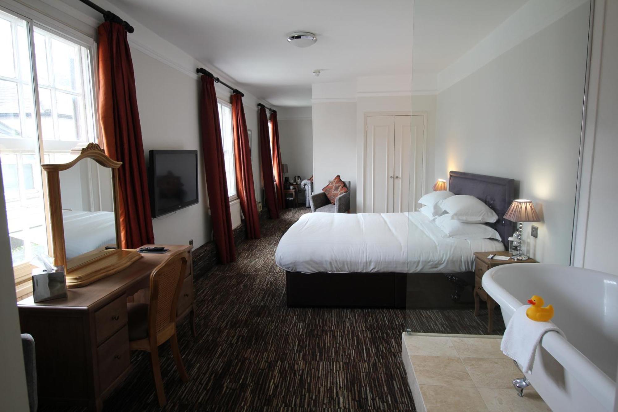 The Saracens Head Hotel Грейт-Данмоу Экстерьер фото