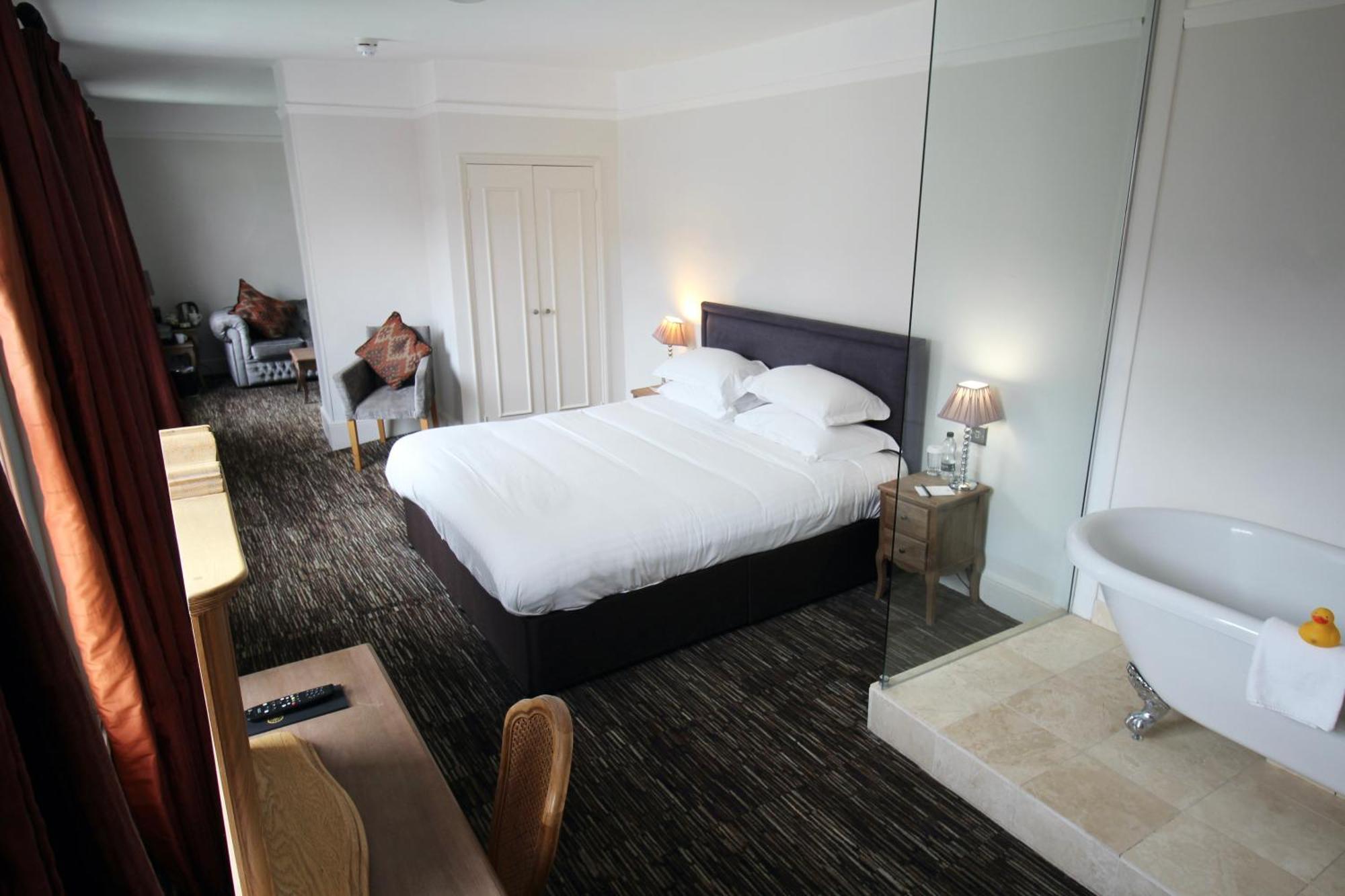 The Saracens Head Hotel Грейт-Данмоу Экстерьер фото