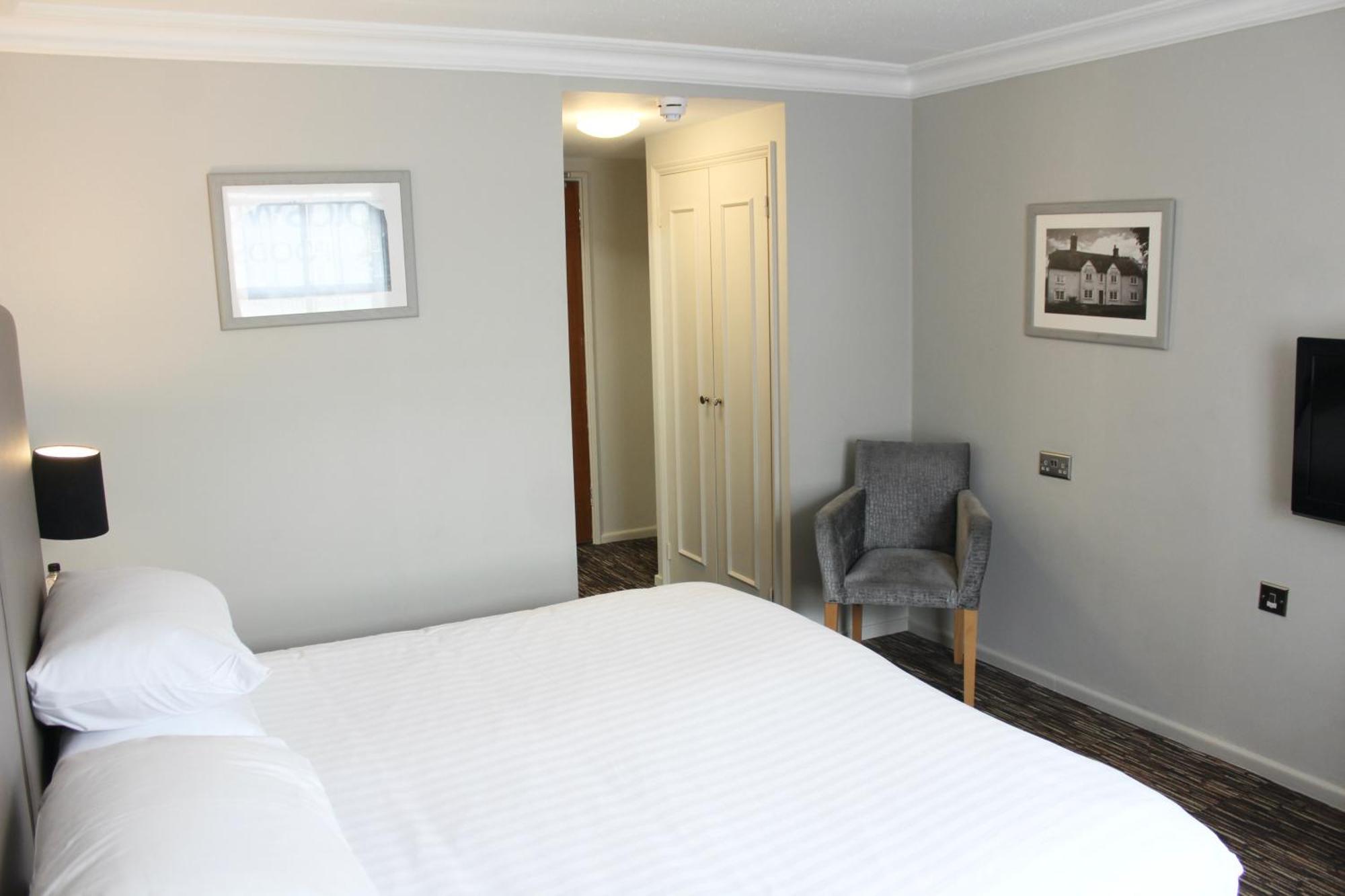 The Saracens Head Hotel Грейт-Данмоу Экстерьер фото