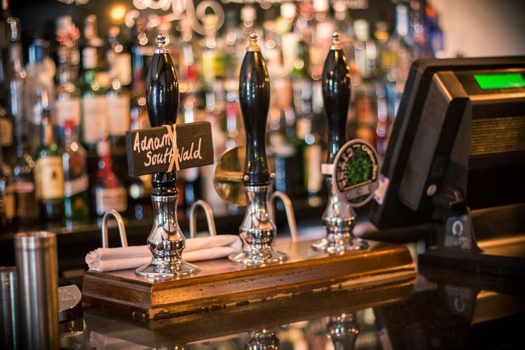 The Saracens Head Hotel Грейт-Данмоу Экстерьер фото