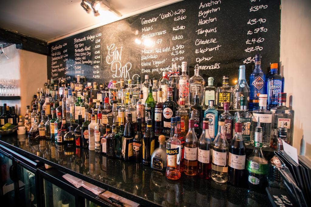 The Saracens Head Hotel Грейт-Данмоу Экстерьер фото