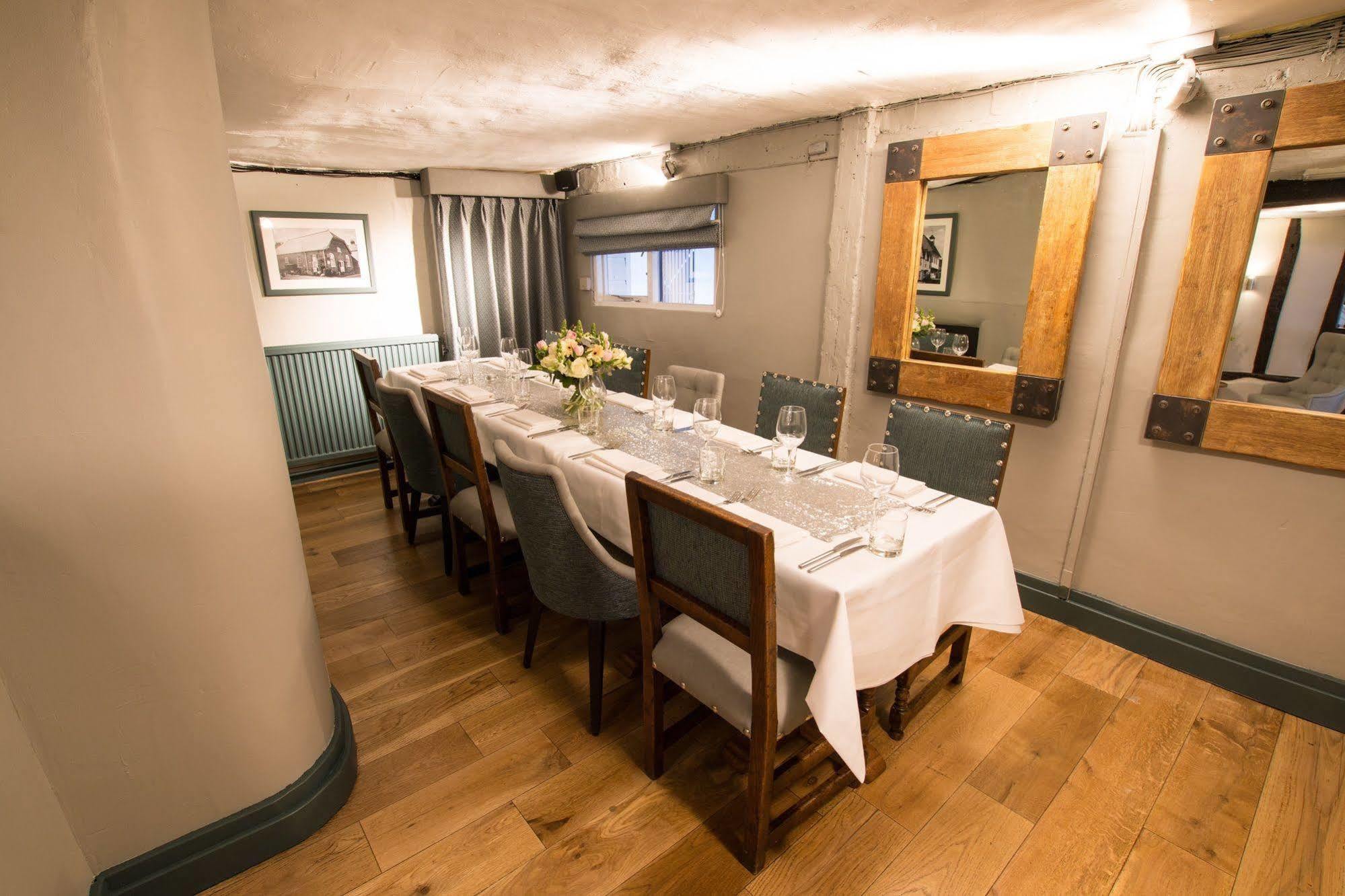 The Saracens Head Hotel Грейт-Данмоу Экстерьер фото