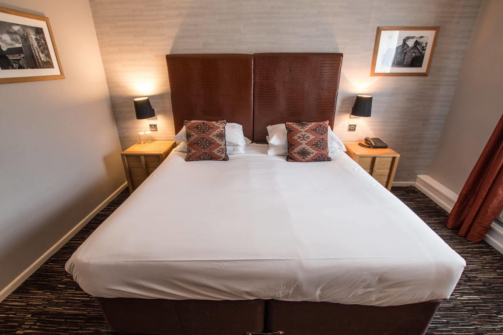 The Saracens Head Hotel Грейт-Данмоу Экстерьер фото