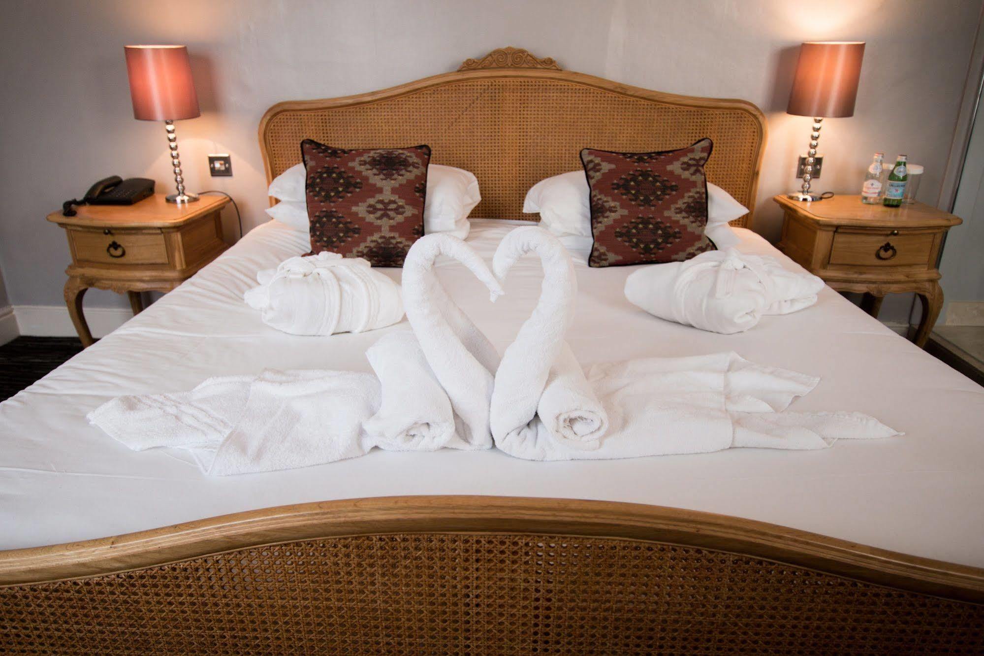 The Saracens Head Hotel Грейт-Данмоу Экстерьер фото